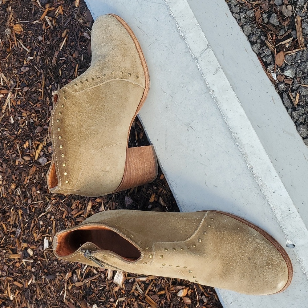 Frye Kendra Suede Studded Heeled Ankle Boots in Sand Size 7.5 B